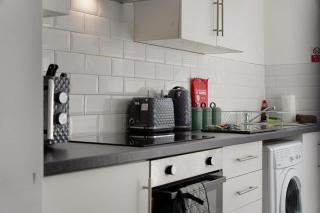 NEW! 4 Bed Home Near Darlington City Centre by Stay With Us, Ideal for Families & Large Groups, FREE OFF-STREET PARKING!! - 1