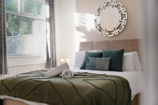 NEW! 4 Bed Home Near Darlington City Centre by Stay With Us, Ideal for Families & Large Groups, FREE OFF-STREET PARKING!! - 9
