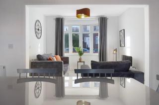 NEW! 3BR in Colchester Road - 4