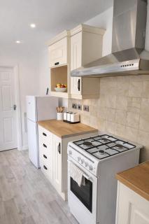 5 Bedroom Newton House in Burnley - Simple City Stays - 4