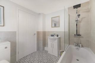 New! 4BR in Raby Gardens - 4