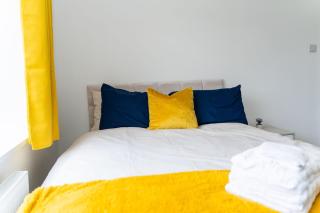 Spacious Stay With Parking and Easy A1 and City Access - 1