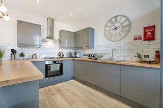 High Spec 2 BBR On High Street Near Shops - 4