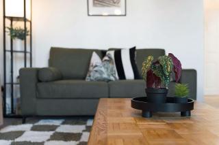 High Spec 2 BBR On High Street Near Shops - 1