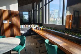 Melbourne CBD 2BR Views, Pool, Spa & Gym - 8