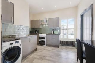 Modern Stay with Luxury Bath and Near Transport Links - 8