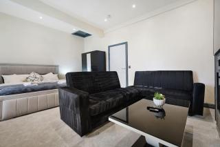 Modern Stay with Luxury Bath and Near Transport Links - 5
