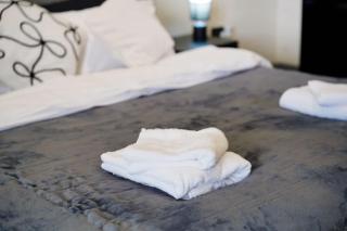 Modern Stay with Luxury Bath and Near Transport Links - 2