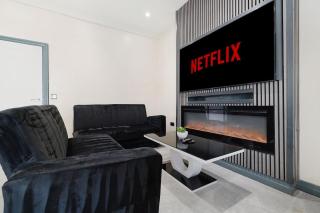 Modern Stay with Luxury Bath and Near Transport Links - 9