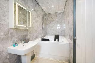 Modern Stay with Luxury Bath and Near Transport Links - 6