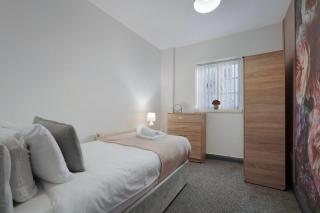 Spacious 5-Bed Flat in Stockton, Sleeps 9 - 4
