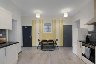 Spacious 5-Bed Flat in Stockton, Sleeps 9 - 3