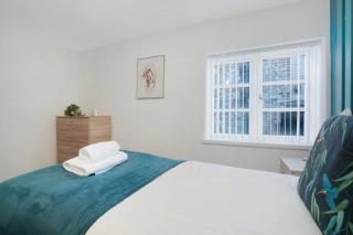 Stylish Comfort 4-Bed on Church Road, Sleeps 4 - 3