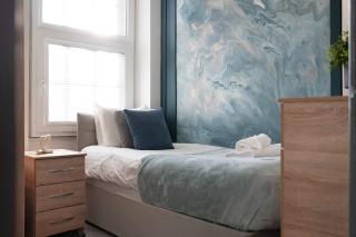 Warm & Inviting 4-Bed on Church Road, Sleeps 4 - 8