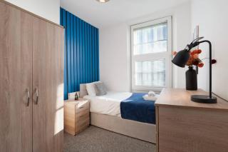 Warm & Inviting 4-Bed on Church Road, Sleeps 4 - 4