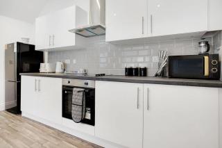 Spacious & Modern Oasis, 4-Bed House, Sleeps 7 - 9