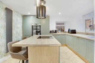 NEW! Luxurious Cottage in Durham by Stay With Us, Ideal for Large Groups & Families, Hot Tub, Sleeps 10! - 9