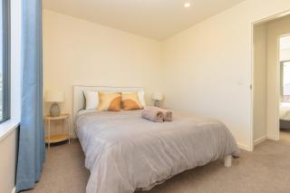 Modern 2-Bed Townhouse Close to City Attractions - 7
