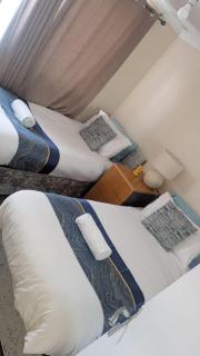 Spacious- 3 Bedroom House for 6 adults - 6