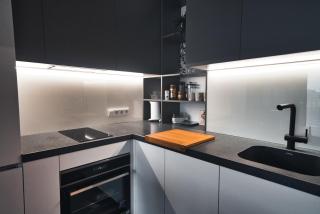 Modern central Riga apartment with balcony, gym access, dedicated parking, kitchen & AC - 7