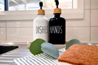 Quiet 2BR Villa, Garage Parking, 15 min to Airport & Melbourne City - 6