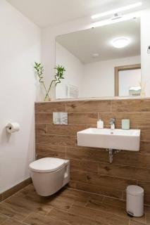 Old Bridge Retreat and Free Parking - 3