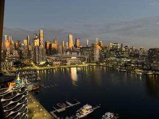Marina Tower 28FL Waterfront Appt, With Parking, Heated Pool, Gym & Library! - 2