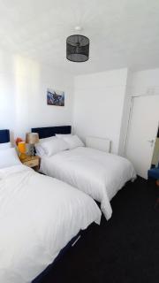 Cosy 3 Bed Apartment House in Kirkcaldy Fife - Serviced accommodation For Corporate , Business , Tourists , Secure, Parking , WiFi - 4