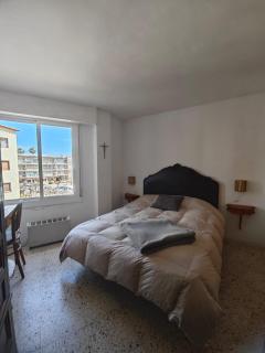 SPACIOUS FLAT WITH SEA VIEWS, FOR 8 PEOPLE WITH 3 BEDROOMS, 2 BATHROOMS and NEXT TO THE BEACH!! - 8
