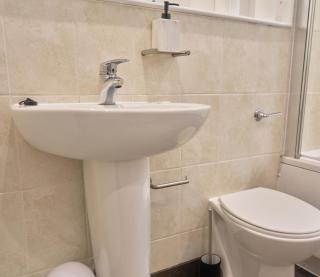 Stylish 2Bed 2Bath Apt, Central Leeds, Sleeps 4 - 8
