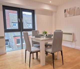 Stylish 2Bed 2Bath Apt, Central Leeds, Sleeps 4 - 3