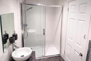 Saphire Apartments Spacious 1 Bed Apartment Sleeps 6 with Free Parking and Garden - 2