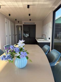 Enjoy life on the water, House Boat Loosdrecht! 3 bed-rooms - 5