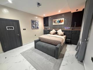 House 9 Signature - 5