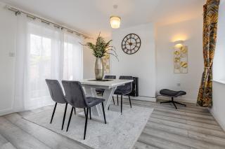 Spacious 3-Bed House, Sleeps 6, Parking, Contractor Friendly - 6