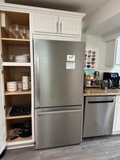 Modern 7-Bedroom Home with Spacious Yard, Pet-Friendly, and King Beds - 3