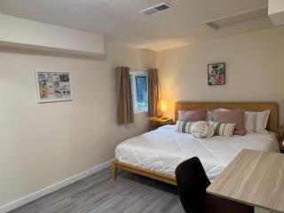 Modern 7-Bedroom Home with Spacious Yard, Pet-Friendly, and King Beds - 1
