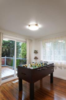 Modern 7-Bedroom Home with Spacious Yard, Pet-Friendly, and King Beds - Shoreline - 9