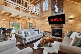 Spacious family cabin with game room and backyard - 0