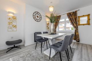 Spacious 3-Bed House, Sleeps 6, Parking, Contractor Friendly - 2