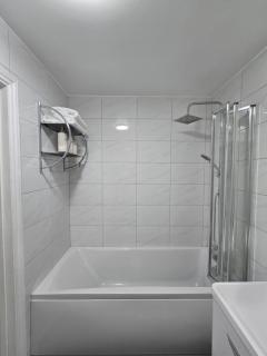 Spacious 2BR with ensuite and AC unit and balcony near Heathrow - 3