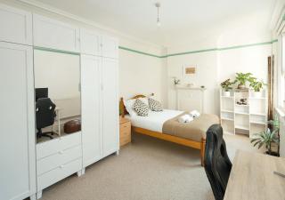 Charming Shepherd’s Bush Apartment - 4