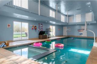 Luxe Draper Retreat w Pool, Sauna and Theater - 8