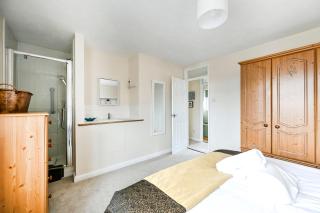 Spacious 4-Bedroom Family Home in Windsor - 6