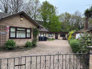Two Bungalows Choose one - Lovely Home Fully Furnished at Egham LP - 0