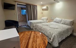 Sisleys Motel - 4
