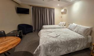 Sisleys Motel - 1