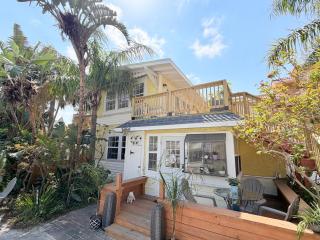 "Palms" Gulf-View Historic Cottage Retreat - 7