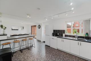 NEW! 5 Bedroom Family Home Leamington Spa perfect for relocators, Parking, Garden, Wi-Fi - 9