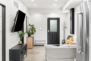 Luxury Lakefront with Sauna & EV - 4